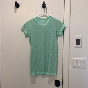 lululemon workout t-shirt - Size 6